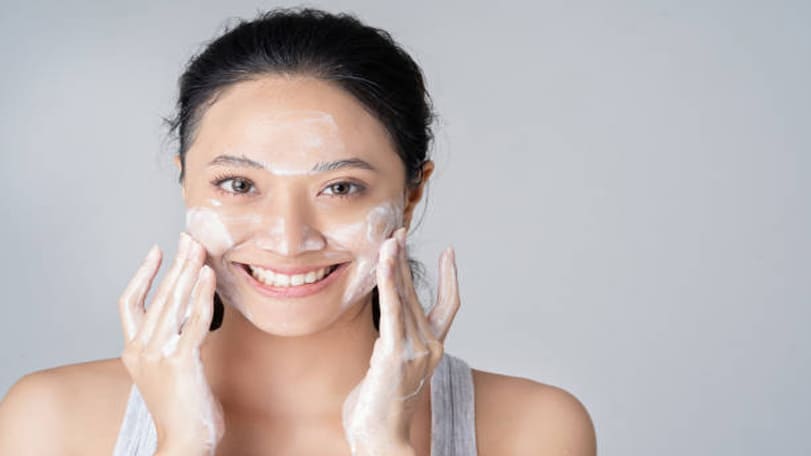 Woman applying facewash highlighting avocado aloe vera facewash benefits for healthy and glowing skin.
